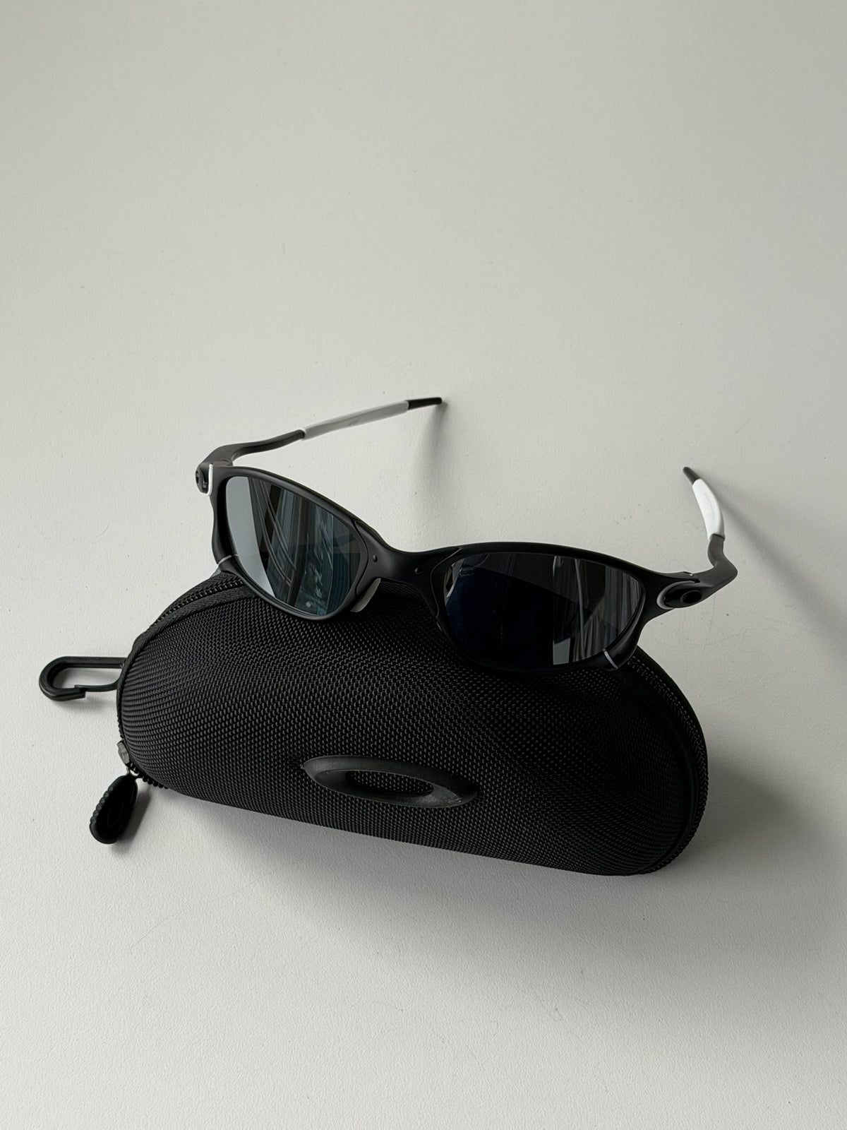Oakley Juliet 2.0 Sunglasses – Matte Black Frame / Silver Mirror Lens | Y2K Vintage