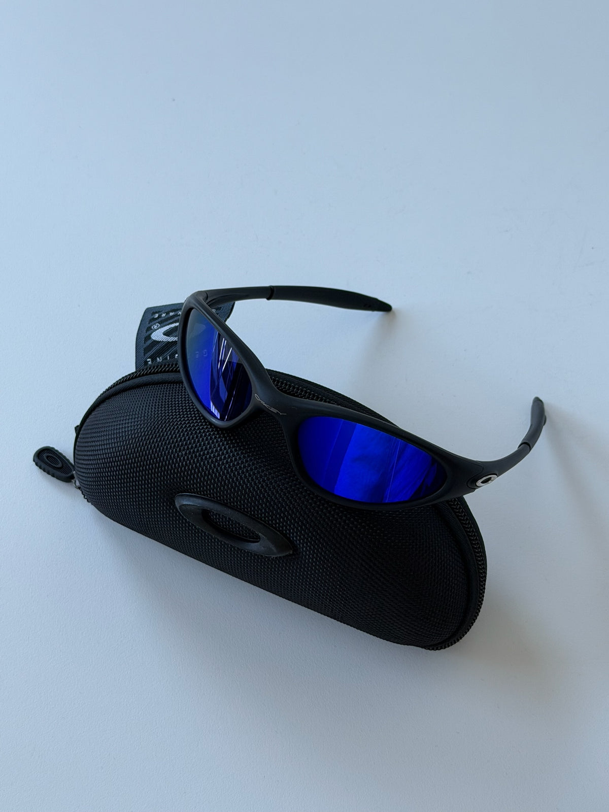 Oakley Juliet 1.0 Sunglasses – Matte Black Frame / Electric Blue Mirror Lens | Y2K Vintage