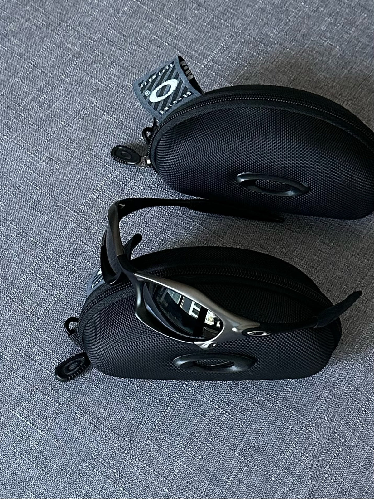 Oakley Splice Sunglasses – Gunmetal Frame / Black Lens | Y2K Vintage