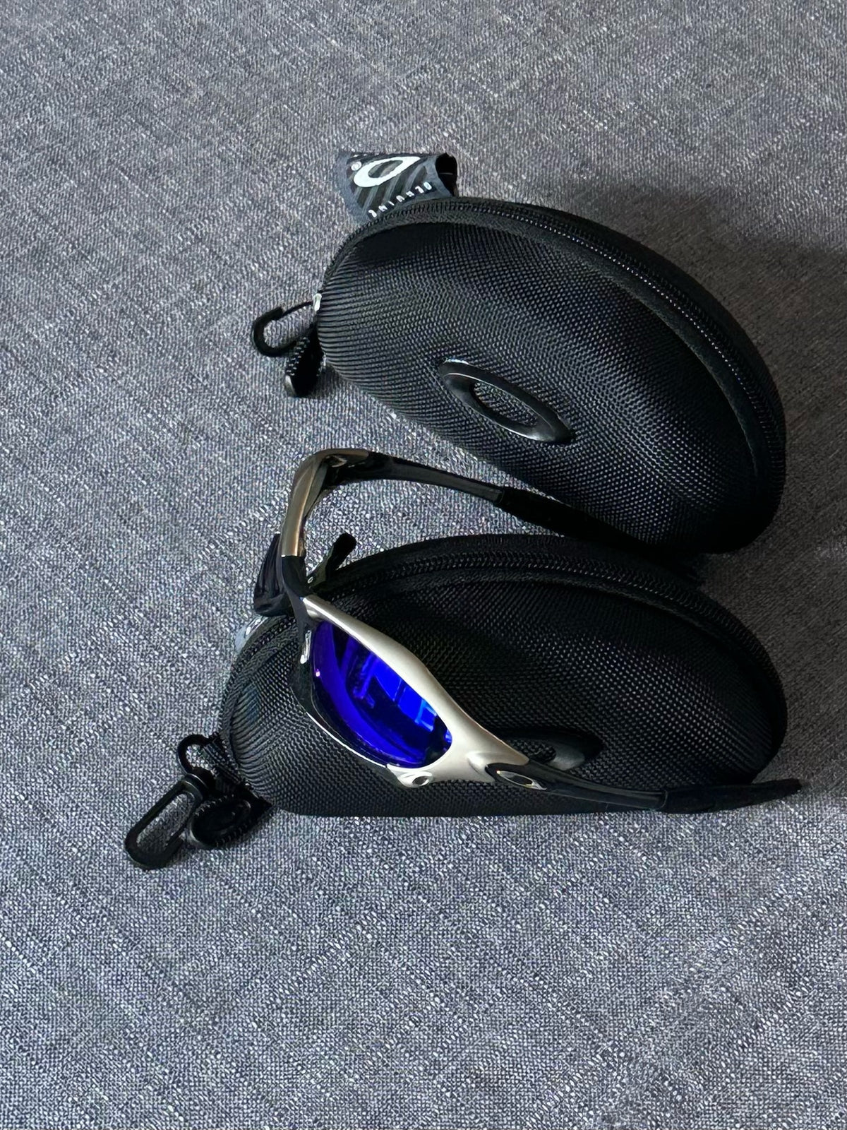 Oakley Splice Sunglasses – Metallic Silver Frame / Electric Blue Iridium Lens | Y2K Vintage