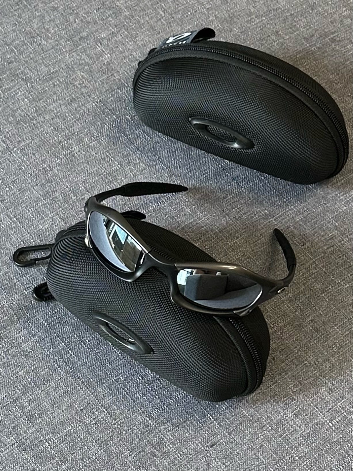 Oakley Splice Sunglasses – Matte Black Frame / Silver Mirror Lens | Y2K Vintage