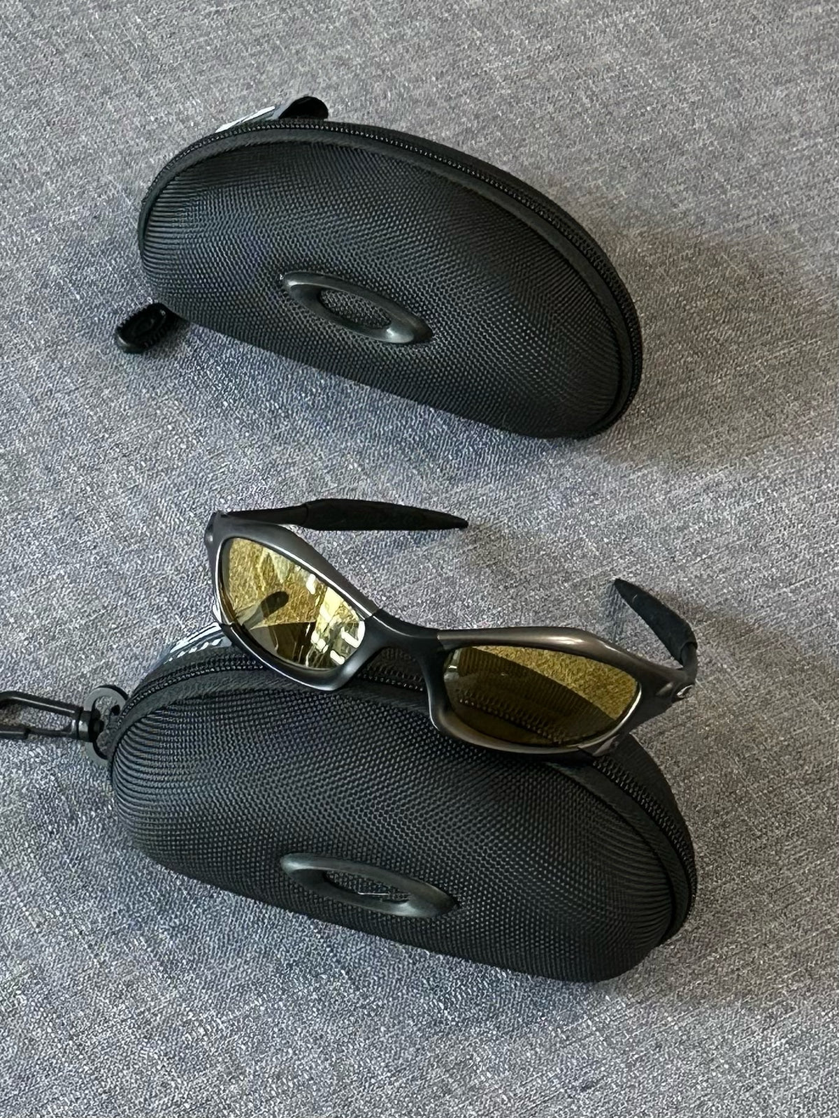 Oakley Splice Sunglasses – Matte Black Frame / Gold Mirror Lens | Y2K Vintage