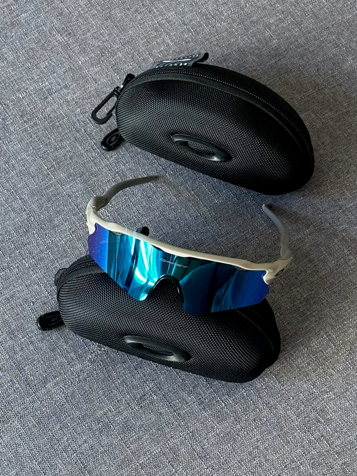 Oakley Radar EV Sunglasses – White Frame / Electric Blue Iridium Lens | Y2K Sport