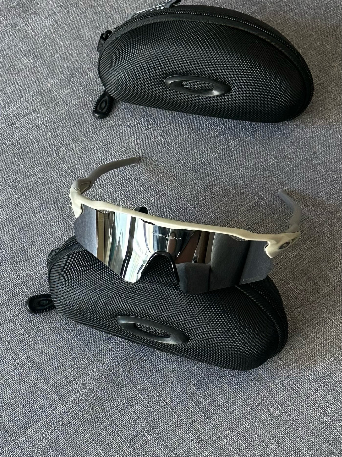 Oakley Radar EV Sunglasses – White Frame / Silver Mirror Lens | Y2K Sport