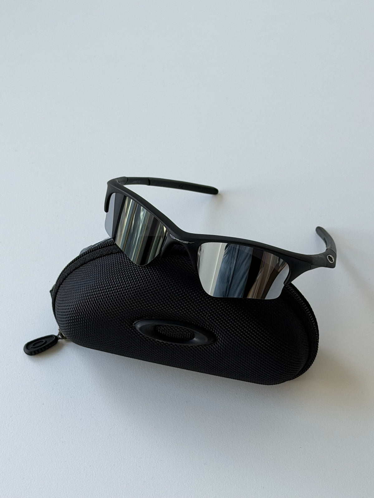 Oakley Half Jacket 1.0 Sunglasses – Matte Black Frame / Silver Mirror Lens | Y2K Vintage