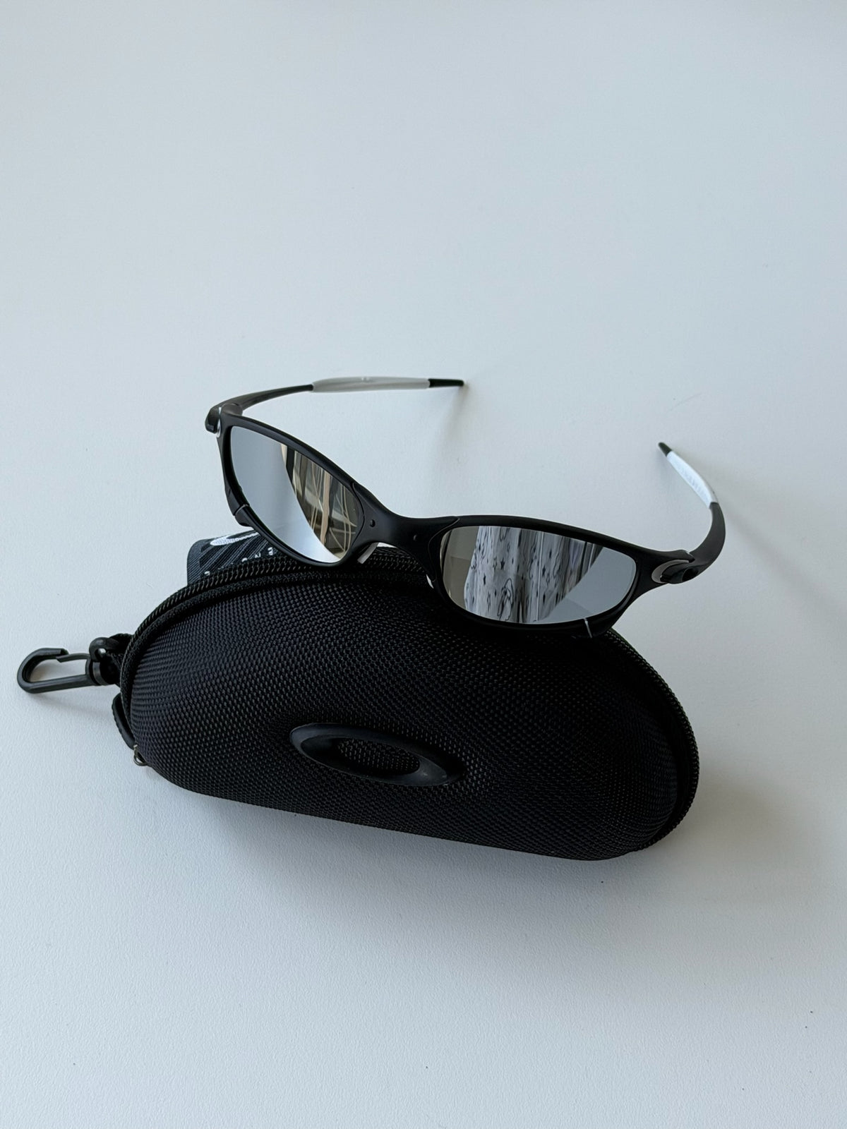 Oakley Juliet 1.0 Sunglasses – Matte Black Frame / Silver Mirror Lens | Y2K Vintage