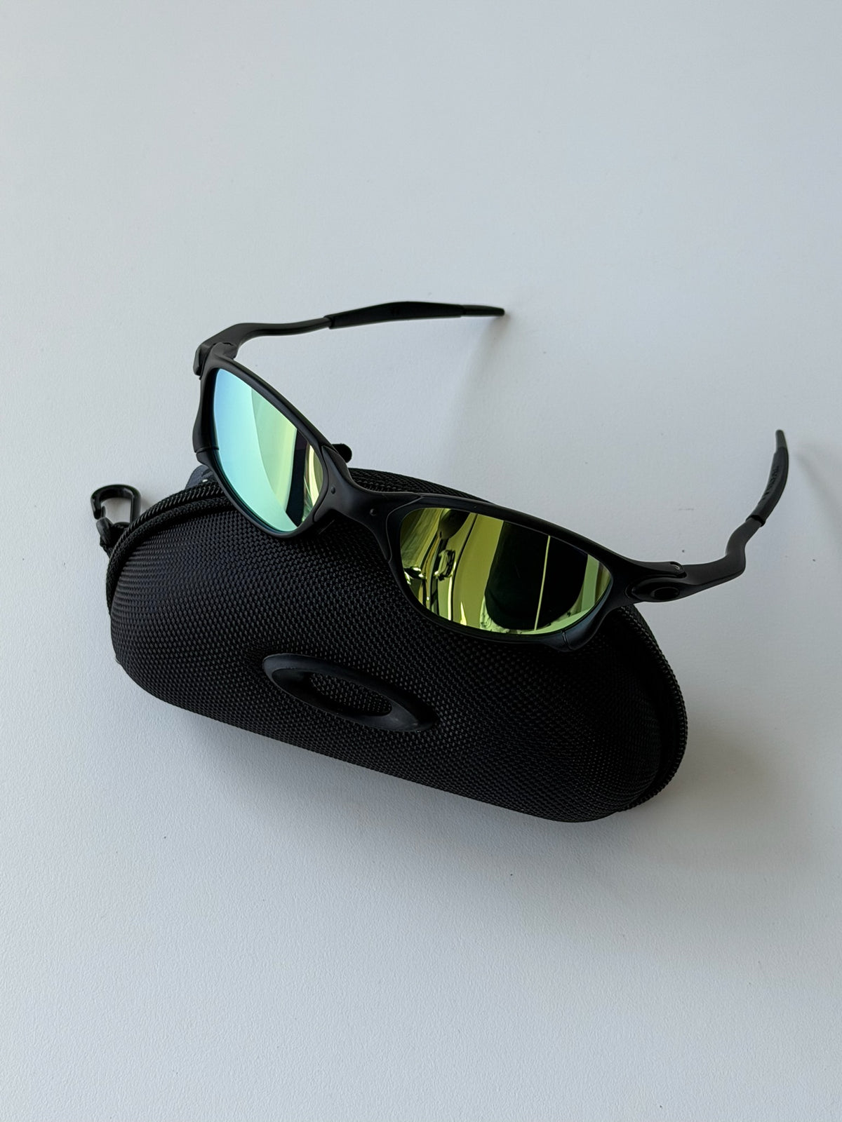 Oakley Juliet 2.0 Sunglasses – Matte Black Frame / Emerald Green Mirror Lens | Y2K Vintage